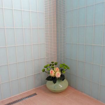 Compact Contemporary Master Bathroom