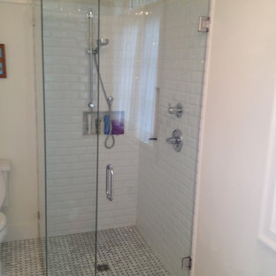 Ispirazione per una piccola stanza da bagno con doccia american style con vasca con piedi a zampa di leone, doccia a filo pavimento, WC a due pezzi, piastrelle bianche, piastrelle diamantate, pareti bianche e pavimento in marmo