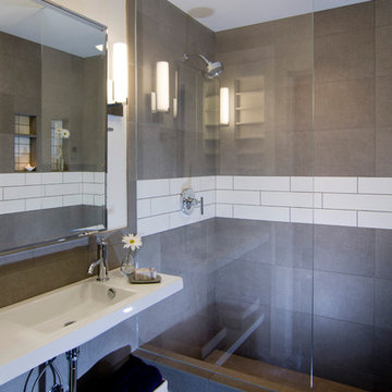 Compact Modern Bath