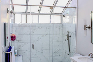 ロサンゼルスにあるコンテンポラリースタイルのおしゃれな浴室 (インセット扉のキャビネット、白いキャビネット) の写真