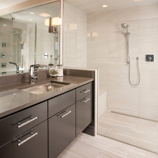 Foto di una stanza da bagno padronale contemporanea di medie dimensioni con ante lisce, ante in legno bruno, doccia alcova, WC monopezzo, piastrelle beige, piastrelle bianche, piastrelle in gres porcellanato, pareti beige, pavimento in gres porcellanato, lavabo sottopiano e top in zinco