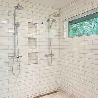 Inspiration för ett stort funkis en-suite badrum, med släta luckor, skåp i mörkt trä, en öppen dusch, en toalettstol med hel cisternkåpa, vit kakel, porslinskakel, grå väggar, klinkergolv i porslin, ett undermonterad handfat och bänkskiva i täljsten