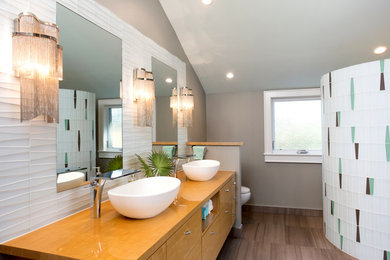 ワシントンD.C.にある広いコンテンポラリースタイルのおしゃれなマスターバスルーム (ベッセル式洗面器、淡色木目調キャビネット、木製洗面台、置き型浴槽、オープン型シャワー、分離型トイレ、マルチカラーのタイル、グレーの壁) の写真