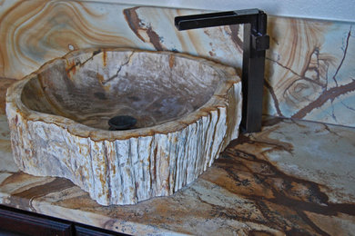 Diseño de cuarto de baño rural pequeño con encimera de granito y aseo y ducha