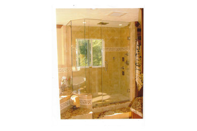 Foto de cuarto de baño principal clásico renovado con armarios con paneles empotrados, puertas de armario marrones, bañera empotrada, ducha empotrada, baldosas y/o azulejos beige, paredes beige y encimera de granito