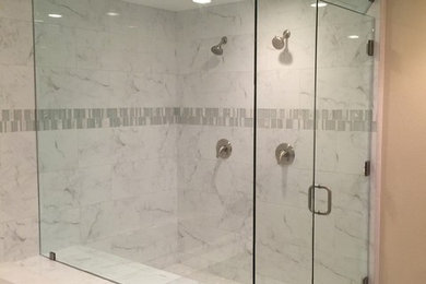 Foto de cuarto de baño clásico renovado con bañera encastrada, ducha esquinera, baldosas y/o azulejos grises y baldosas y/o azulejos blancos