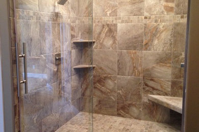ポートランドにある高級な中くらいなトラディショナルスタイルのおしゃれなマスターバスルーム (アルコーブ型シャワー、ベージュのタイル、セラミックタイル、ベージュの壁、セラミックタイルの床、ベージュの床、引戸のシャワー) の写真