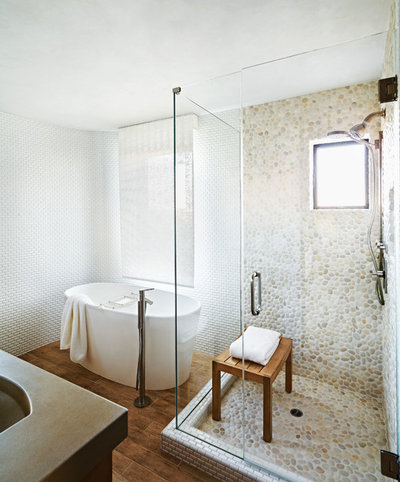 Modern Badezimmer by Stockett Tile & Granite Company