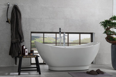 Foto de cuarto de baño contemporáneo con bañera exenta, baldosas y/o azulejos grises, baldosas y/o azulejos de cerámica, paredes grises, suelo de baldosas de porcelana y suelo gris