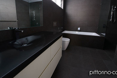 На фото: ванная комната в современном стиле с столешницей из бетона