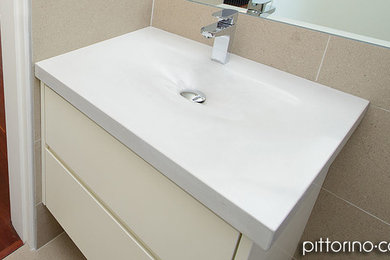 シドニーにあるコンテンポラリースタイルのおしゃれな浴室 (一体型シンク、コンクリートの洗面台) の写真