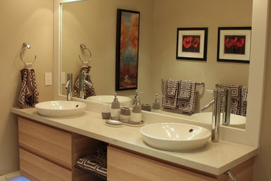 Cette image montre une salle de bain traditionnelle en bois clair avec une vasque, un placard à porte plane, un plan de toilette en quartz modifié, une baignoire en alcôve, un combiné douche/baignoire, WC séparés, un carrelage marron et des carreaux de porcelaine.