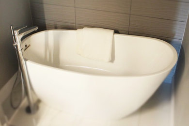 Photo of a contemporary bathroom in Toronto.