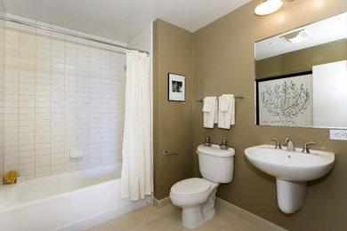 サンフランシスコにあるお手頃価格の小さなコンテンポラリースタイルのおしゃれな浴室 (壁付け型シンク、アルコーブ型浴槽、分離型トイレ、ベージュの壁、セラミックタイルの床) の写真