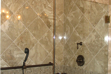 Diseño de cuarto de baño principal clásico renovado con armarios tipo mueble, puertas de armario de madera en tonos medios, encimera de mármol, baldosas y/o azulejos de piedra, suelo de mármol y paredes grises