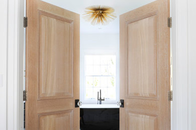 На фото: ванная комната в стиле фьюжн с отдельно стоящей ванной, двойным душем, черно-белой плиткой, керамогранитной плиткой, мраморным полом, врезной раковиной, белым полом и душем с распашными дверями с