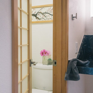 Großes Asiatisches Badezimmer En Suite mit flächenbündigen Schrankfronten, hellen Holzschränken, offener Dusche, Toilette mit Aufsatzspülkasten, schwarzen Fliesen, Keramikfliesen, weißer Wandfarbe, Linoleum, Aufsatzwaschbecken und Marmor-Waschbecken/Waschtisch in Portland