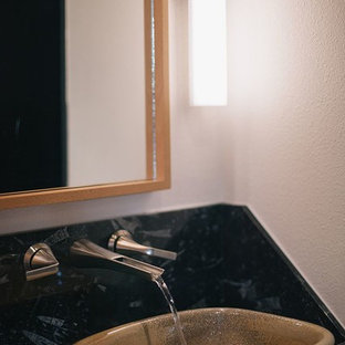 Großes Asiatisches Badezimmer En Suite mit flächenbündigen Schrankfronten, hellen Holzschränken, offener Dusche, Toilette mit Aufsatzspülkasten, schwarzen Fliesen, Keramikfliesen, weißer Wandfarbe, Linoleum, Aufsatzwaschbecken und Marmor-Waschbecken/Waschtisch in Portland