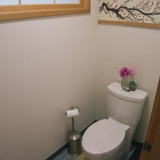 Großes Asiatisches Badezimmer En Suite mit flächenbündigen Schrankfronten, hellen Holzschränken, offener Dusche, Toilette mit Aufsatzspülkasten, schwarzen Fliesen, Keramikfliesen, weißer Wandfarbe, Linoleum, Aufsatzwaschbecken und Marmor-Waschbecken/Waschtisch in Portland
