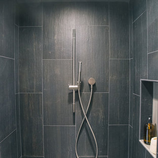 Großes Asiatisches Badezimmer En Suite mit flächenbündigen Schrankfronten, hellen Holzschränken, offener Dusche, Toilette mit Aufsatzspülkasten, schwarzen Fliesen, Keramikfliesen, weißer Wandfarbe, Linoleum, Aufsatzwaschbecken und Marmor-Waschbecken/Waschtisch in Portland