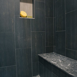 Großes Asiatisches Badezimmer En Suite mit flächenbündigen Schrankfronten, hellen Holzschränken, offener Dusche, Toilette mit Aufsatzspülkasten, schwarzen Fliesen, Keramikfliesen, weißer Wandfarbe, Linoleum, Aufsatzwaschbecken und Marmor-Waschbecken/Waschtisch in Portland