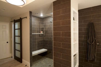 Foto på ett stort funkis en-suite badrum, med ett undermonterad handfat, luckor med infälld panel, skåp i mörkt trä, granitbänkskiva, ett fristående badkar, en kantlös dusch, grå kakel, porslinskakel, grå väggar och kalkstensgolv