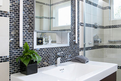 サンディエゴにあるコンテンポラリースタイルのおしゃれな浴室の写真
