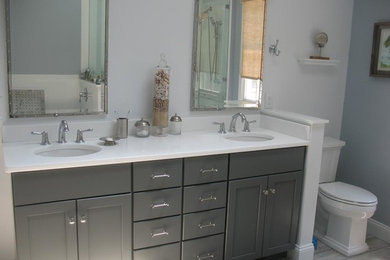 Imagen de cuarto de baño principal contemporáneo de tamaño medio con armarios estilo shaker, puertas de armario grises, paredes azules y lavabo bajoencimera