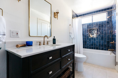 ロサンゼルスにある小さなコンテンポラリースタイルのおしゃれな浴室 (濃色木目調キャビネット、シャワー付き浴槽	、青いタイル、磁器タイル、白い壁、磁器タイルの床、アンダーカウンター洗面器、クオーツストーンの洗面台、ベージュの床、シャワーカーテン) の写真