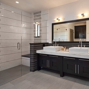 Idee per una stanza da bagno design con lavabo a bacinella, ante in stile shaker, ante nere, doccia a filo pavimento e piastrelle multicolore