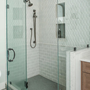 Exempel på ett stort modernt vit vitt en-suite badrum, med släta luckor, skåp i mellenmörkt trä, ett fristående badkar, en hörndusch, en toalettstol med separat cisternkåpa, grå kakel, keramikplattor, vita väggar, klinkergolv i keramik, ett nedsänkt handfat, marmorbänkskiva, flerfärgat golv och dusch med gångjärnsdörr