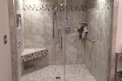 オースティンにあるお手頃価格の中くらいなコンテンポラリースタイルのおしゃれなマスターバスルーム (アルコーブ型シャワー、開き戸のシャワー) の写真