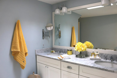 Foto di una stanza da bagno con doccia design di medie dimensioni con lavabo sottopiano, ante in stile shaker, ante bianche, top in marmo, WC monopezzo, piastrelle bianche, piastrelle in ceramica, pareti blu e pavimento con piastrelle a mosaico