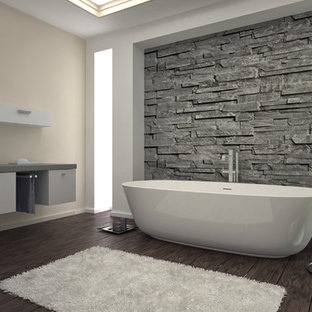 Inspiration för ett stort funkis en-suite badrum, med släta luckor, vita skåp, ett fristående badkar, en toalettstol med hel cisternkåpa, beige väggar, mörkt trägolv, ett fristående handfat och bänkskiva i betong