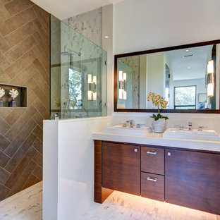 Immagine di una grande stanza da bagno con doccia design con ante lisce, ante in legno bruno, doccia aperta, piastrelle marroni, piastrelle in gres porcellanato, pareti bianche, lavabo da incasso, top in quarzite, pavimento in gres porcellanato, doccia aperta e pavimento bianco
