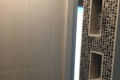 Foto de cuarto de baño contemporáneo con baldosas y/o azulejos beige, baldosas y/o azulejos de porcelana, ducha esquinera, ducha con puerta con bisagras y bañera empotrada