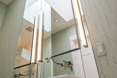 バーリントンにあるコンテンポラリースタイルのおしゃれな浴室の写真