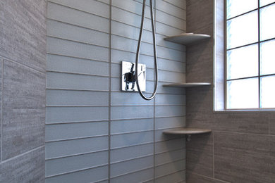 Modelo de cuarto de baño principal contemporáneo grande con ducha esquinera, baldosas y/o azulejos grises, baldosas y/o azulejos de vidrio, paredes grises y suelo gris