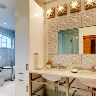 Ispirazione per una grande stanza da bagno padronale stile marinaro con vasca freestanding, doccia ad angolo, piastrelle bianche, piastrelle in terracotta, pareti bianche, pavimento in marmo, ante lisce, ante bianche, lavabo sottopiano, top in marmo, pavimento beige e porta doccia a battente