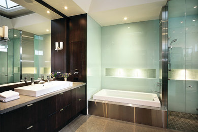 Foto de cuarto de baño principal actual grande con lavabo de seno grande, armarios con paneles lisos y puertas de armario de madera en tonos medios