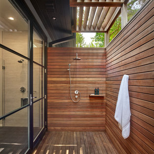 Idee per una stanza da bagno stile marinaro con doccia aperta