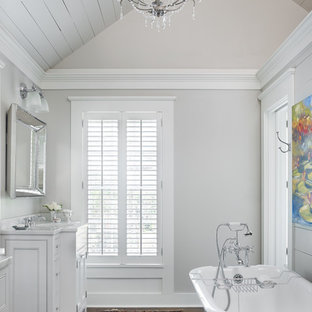 Inspiration för klassiska vitt en-suite badrum, med luckor med profilerade fronter, vita skåp, ett badkar med tassar, grå väggar, mörkt trägolv och ett undermonterad handfat