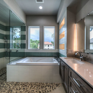 Esempio di una grande stanza da bagno padronale minimal con ante con riquadro incassato, ante in legno bruno, vasca da incasso, doccia a filo pavimento, WC a due pezzi, piastrelle verdi, piastrelle di vetro, pareti grigie, pavimento con piastrelle in ceramica, lavabo sottopiano, top in quarzo composito, pavimento multicolore, doccia aperta e top beige