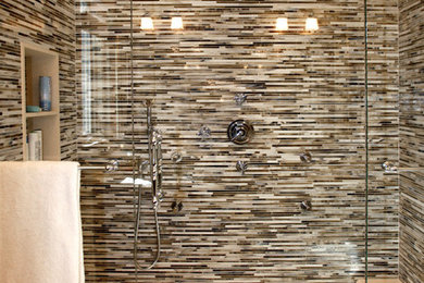 Esempio di una stanza da bagno contemporanea con piastrelle multicolore, piastrelle di vetro, pareti beige e pavimento con piastrelle in ceramica