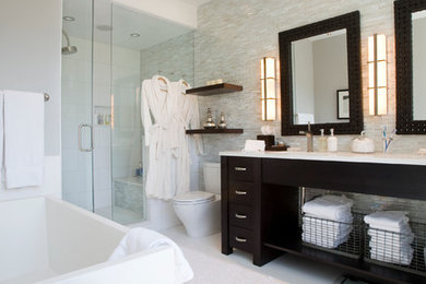 Inredning av ett modernt mellanstort en-suite badrum, med släta luckor, ett fristående badkar, en dusch i en alkov, en toalettstol med hel cisternkåpa, grå väggar, klinkergolv i porslin, ett undermonterad handfat och dusch med gångjärnsdörr