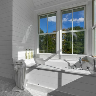 Inspiration för mellanstora moderna en-suite badrum, med ett undermonterat badkar, grå kakel, mosaik, vita skåp, vita väggar, mosaikgolv och marmorbänkskiva