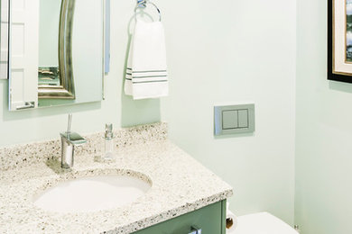 На фото: главная ванная комната среднего размера в современном стиле с плоскими фасадами, бежевыми фасадами, душем в нише, бежевой плиткой, стеклянной плиткой, бежевыми стенами, полом из керамической плитки и столешницей из бетона с