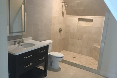ダラスにあるコンテンポラリースタイルのおしゃれな浴室 (ベージュのタイル、セラミックタイル、セラミックタイルの床、ベージュの床) の写真