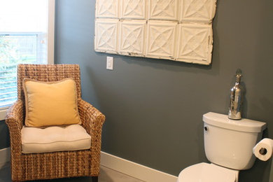 Foto de cuarto de baño principal actual de tamaño medio con sanitario de dos piezas, baldosas y/o azulejos grises, paredes grises y suelo de baldosas de cerámica
