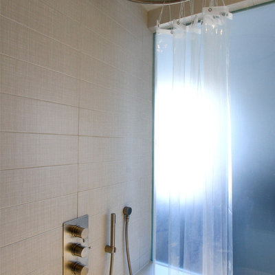 Example of a mid-sized trendy 3/4 bathroom design in New York with a vessel sink, a one-piece toilet and white walls